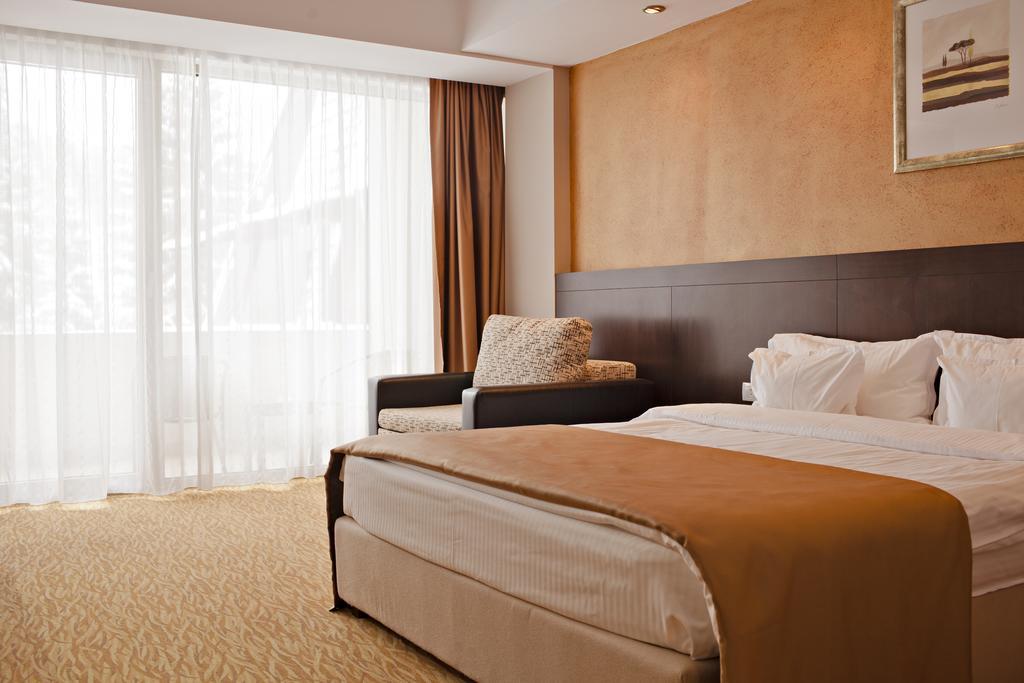 Hotel Clermont Ковасна Екстериор снимка