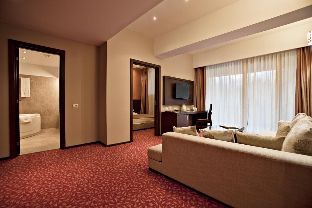 Hotel Clermont Ковасна Екстериор снимка