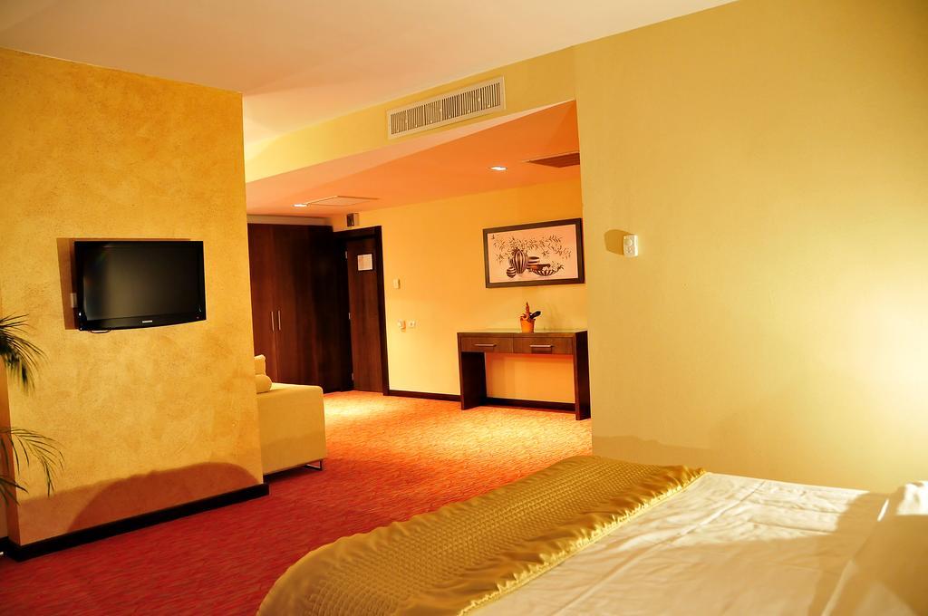 Hotel Clermont Ковасна Екстериор снимка