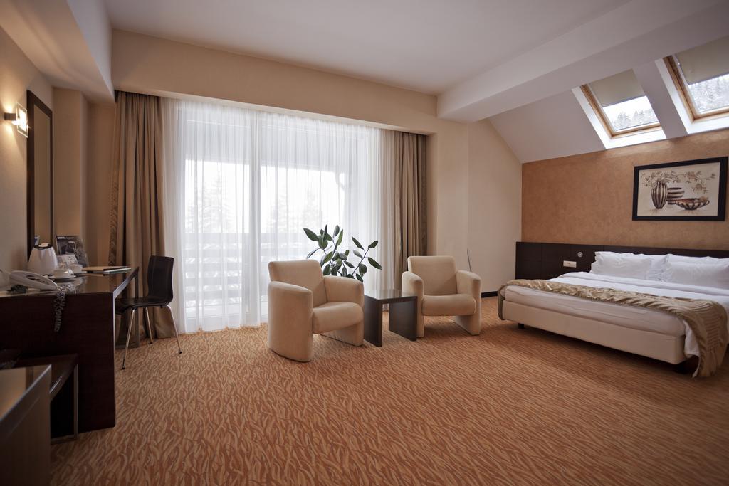 Hotel Clermont Ковасна Екстериор снимка