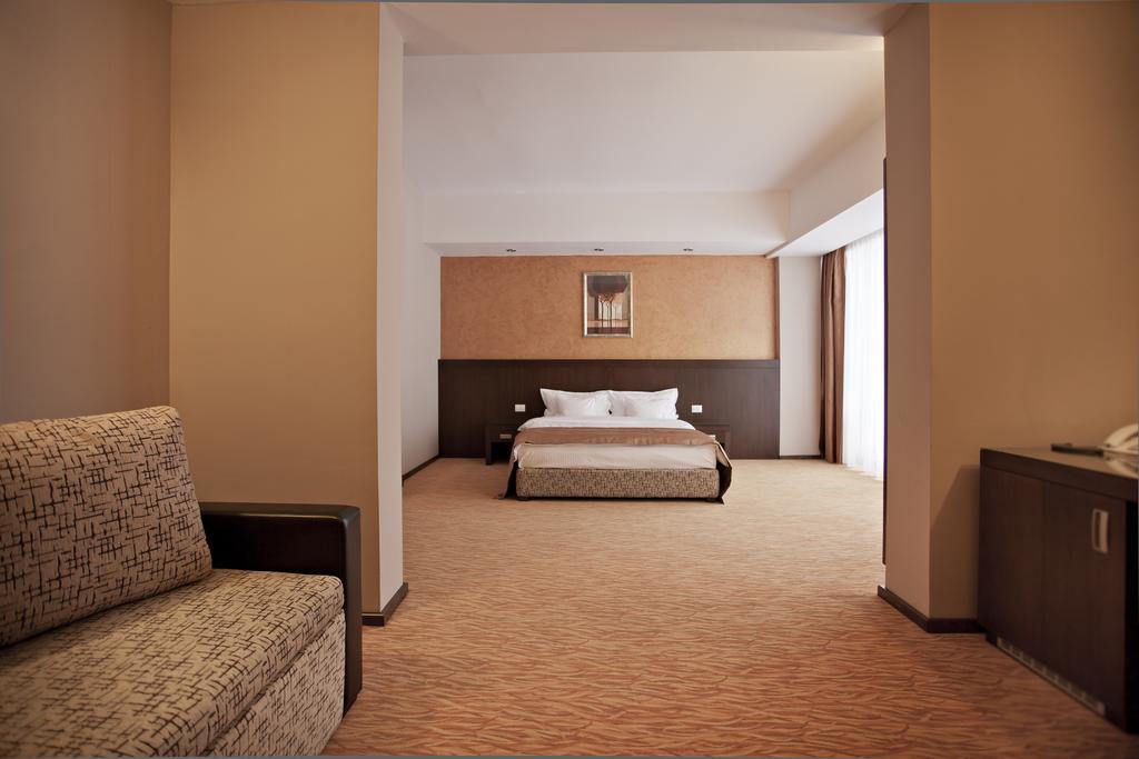 Hotel Clermont Ковасна Екстериор снимка