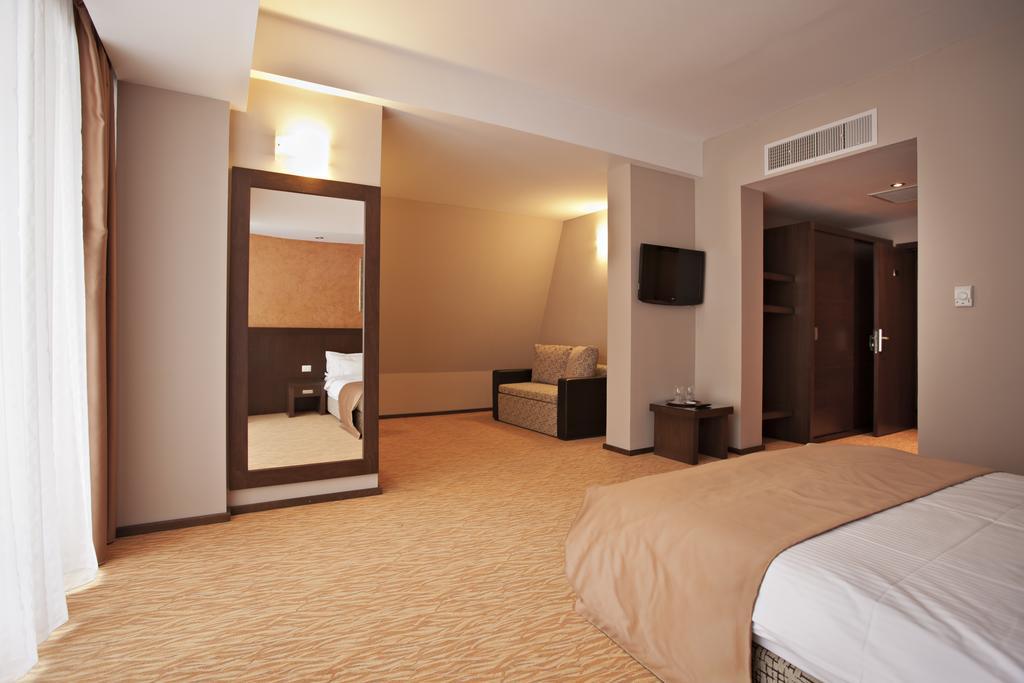 Hotel Clermont Ковасна Екстериор снимка