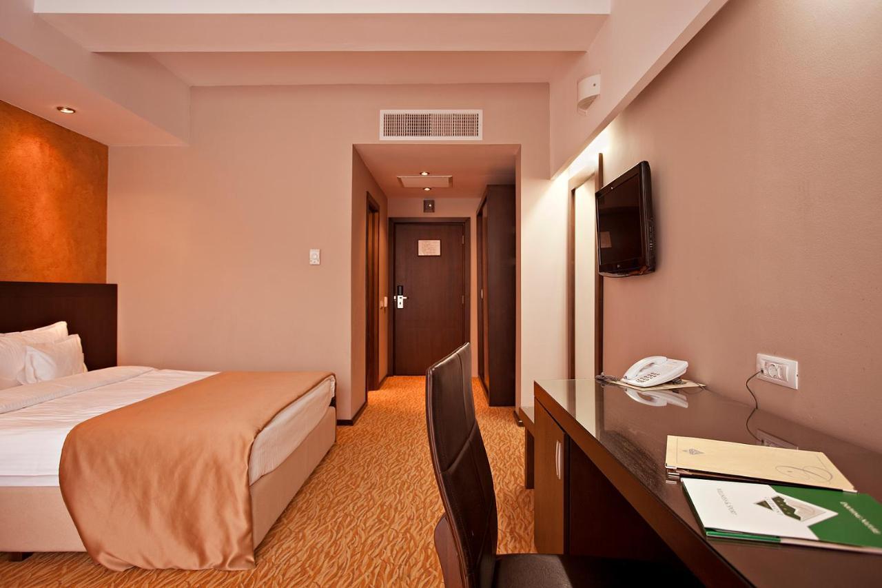 Hotel Clermont Ковасна Екстериор снимка